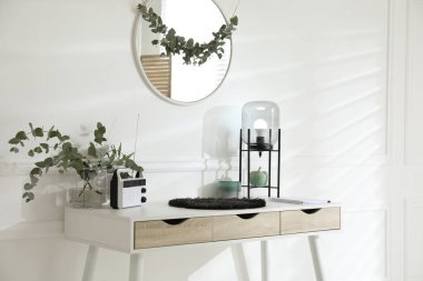 Güzel okaliptüs çelenkleriyle süslenmiş şık bir oda.