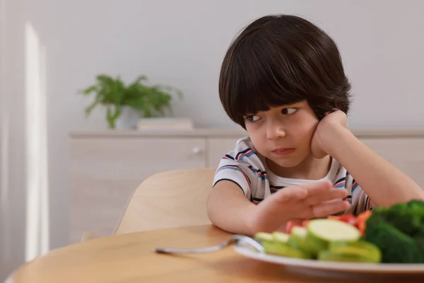 可爱的小男孩拒绝在家里吃蔬菜 文字的空间 — 图库照片