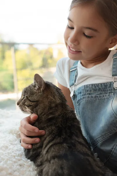 Nettes Kleines Mädchen Mit Ihrer Katze Fenster Hause Haustier Der — Stockfoto