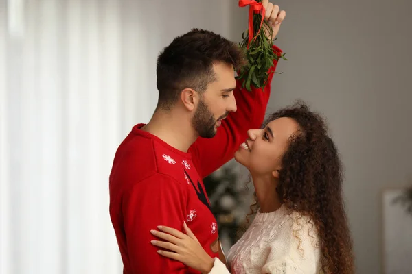 Charmant Couple Sous Tas Gui Dans Chambre Temps Noël — Photo