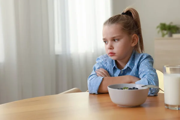 Nettes Kleines Mädchen Das Sich Weigert Hause Frühstücken Platz Für — Stockfoto