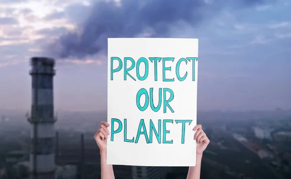 Protestor Håller Plakat Med Text Skydda Vår Planet Och Suddig — Stockfoto