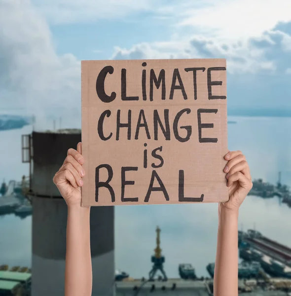 Protestor Houdt Plakkaat Met Tekst Klimaatverandering Echt Wazig Beeld Van — Stockfoto