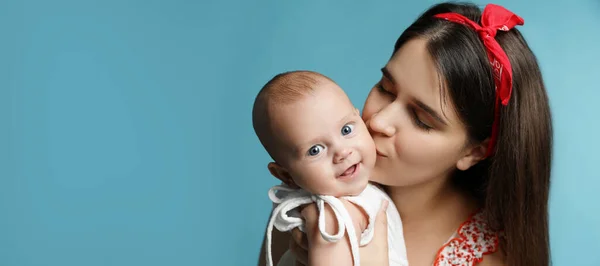 Mãe Feliz Com Bebê Bonito Parque Dia Ensolarado Espaço Para — Fotografia de Stock