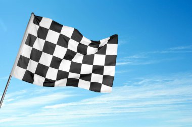Mavi gökyüzüne karşı kareli yarış bitiş bayrağı