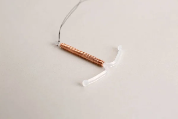 Dispositif Contraceptif Intra Utérin Cuivre Sur Fond Clair — Photo