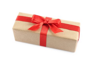 Beyaz üzerinde kırmızı yay olan güzel hediye kutusu