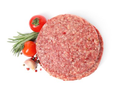 Hamburger köfteleri, biberiye, sebze ve biberli beyaz arka plan, üst manzara.