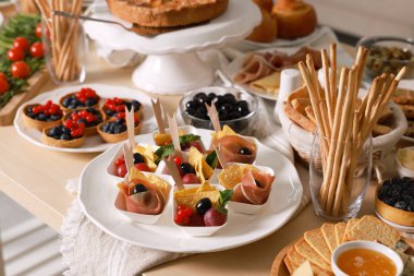 Masada farklı yemekler var. Lüks brunch.