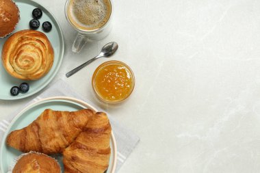 Lezzetli çörek, kruvasan ve beyaz masada kahve ile nefis bir kahvaltı. Metin için boşluk