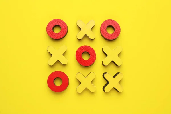 Set Tic Tac Toe Legno Fondo Giallo Piatta — Foto Stock