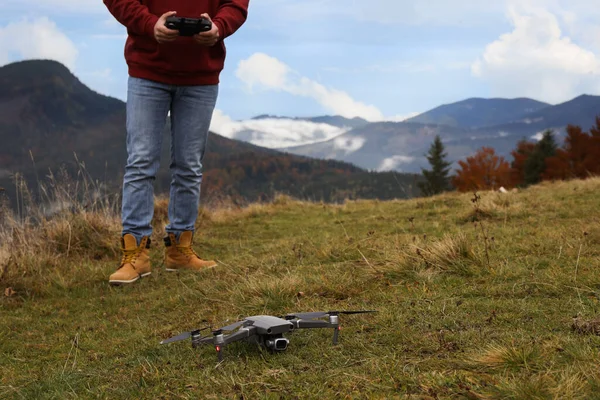Άνθρωπος Λειτουργεί Σύγχρονο Drone Τηλεχειριστήριο Στα Βουνά Χώρος Για Κείμενο — Φωτογραφία Αρχείου