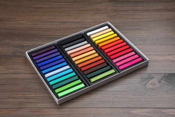 Set Coloridos Pasteles Caja Sobre Mesa Madera Materiales Dibujo —  Fotos de Stock