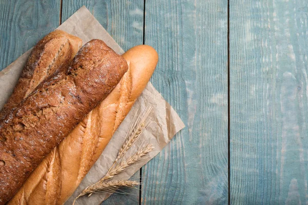 Différentes Baguettes Savoureuses Sur Table Bois Bleu Clair Plat Espace — Photo