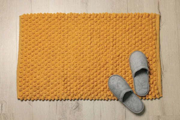 床に柔らかいオレンジバスマットとスリッパ トップビュー — ストック写真