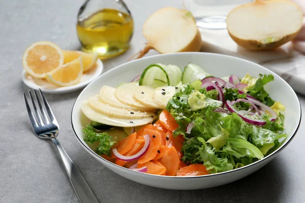 Frischer Rübensalat Auf Grauem Tisch Serviert — Stockfoto