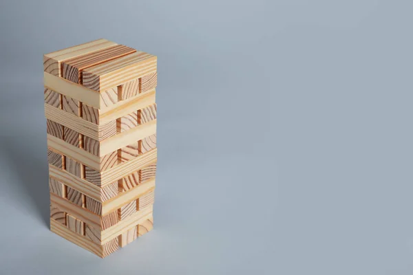 Jenga Turm Aus Holzklötzen Auf Grauem Hintergrund Platz Für Text — Stockfoto