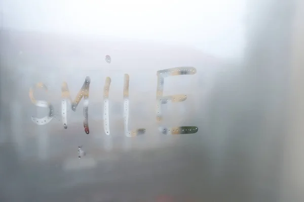 Sis Camında Sözcük Gülümsemesi Yazıyor Yağmurlu Hava — Stok fotoğraf