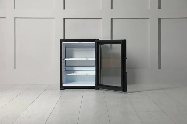 Minibar Vuoto Con Porta Vetri Aperta Vicino Alla Parete Beige — Foto Stock