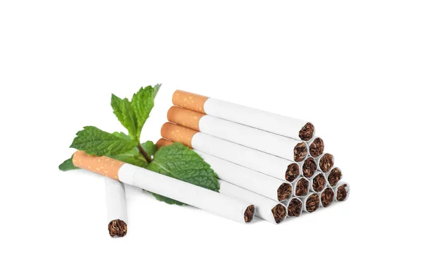 Sigarette Mentolo Foglie Menta Fresca Sfondo Bianco — Foto Stock