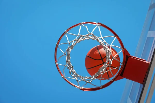 Bola Basket Dan Hoop Dengan Bersih Luar Ruangan Pada Hari — Stok Foto