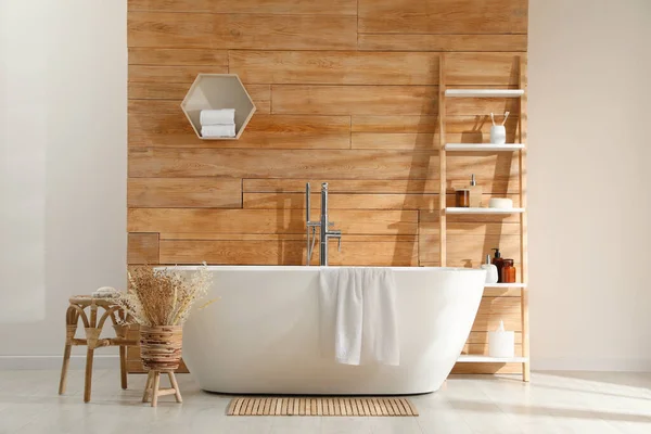 Badezimmerausstattung Mit Weißer Wanne Und Dekor Der Nähe Der Holzwand — Stockfoto