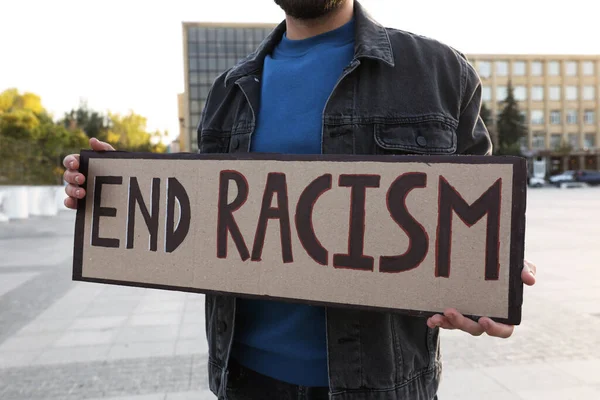 Joven Sosteniendo Cartel Con Frase Fin Racismo Aire Libre Primer —  Fotos de Stock