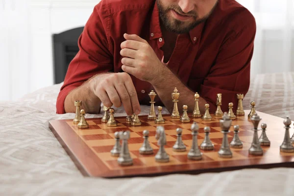 Мужчина Играет Шахматы Один Постели Дома Крупным Планом — стоковое фото