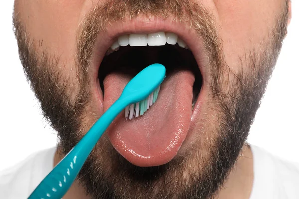 Mann Reibt Sich Die Zunge Auf Weißem Hintergrund Nahaufnahme Zahnpflege — Stockfoto