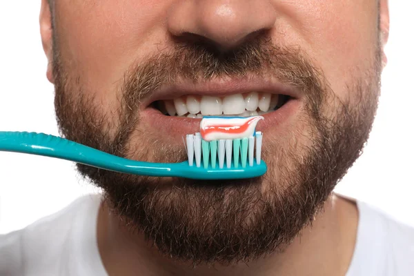 Mann Beim Zähneputzen Mit Paste Auf Weißem Hintergrund Nahaufnahme Zahnpflege — Stockfoto