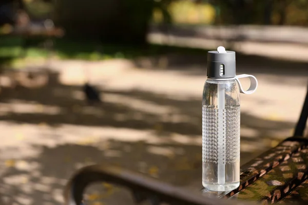 Wasserflasche Auf Holzbank Park Platz Für Text — Stockfoto