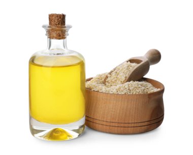 Taze susam yağı ve beyaz arkaplanda tohumlar