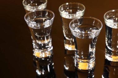 Siyah masada votkalı shot bardakları.
