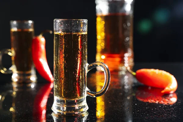 Vörös Csípős Chili Paprika Vodka Fekete Asztalon Hely Szövegnek — Stock Fotó