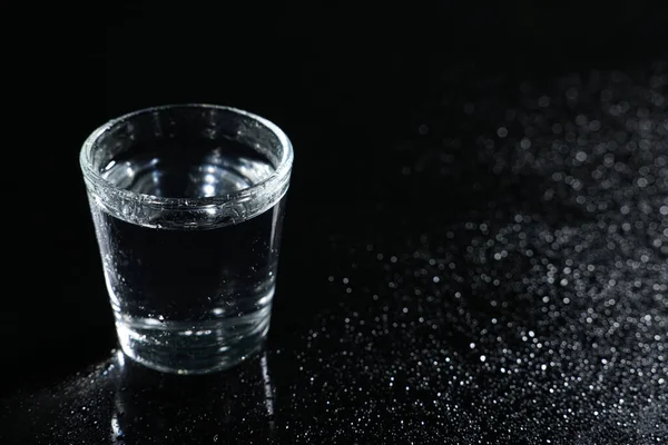 Vaso Vodka Sobre Mesa Húmeda Negra Espacio Para Texto —  Fotos de Stock