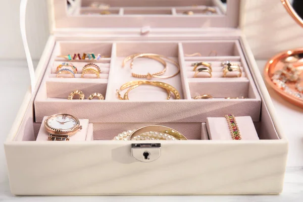 Κοσμήματα Κουτί Κομψό Χρυσό Bijouterie Λευκό Τραπέζι — Φωτογραφία Αρχείου