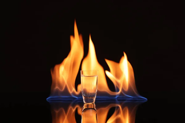 Wodka Schnapsglas Und Flamme Auf Schwarzem Hintergrund — Stockfoto