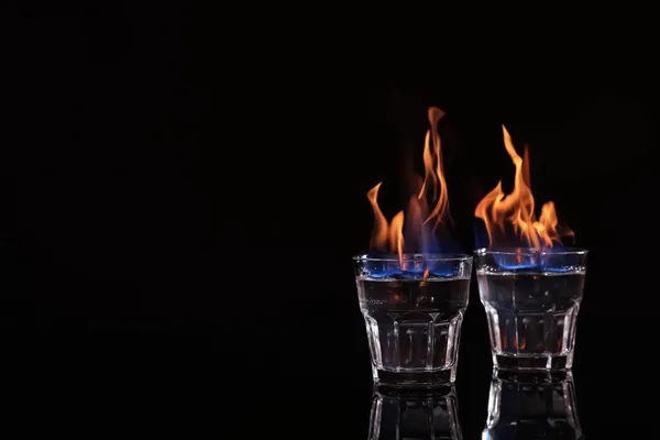 Flammande Vodka Shotglasögon Svart Bakgrund Utrymme För Text — Stockfoto