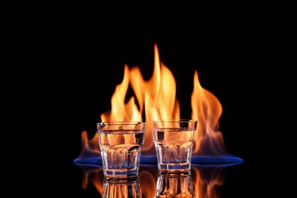 Vodka Verres Flamme Sur Fond Noir — Photo