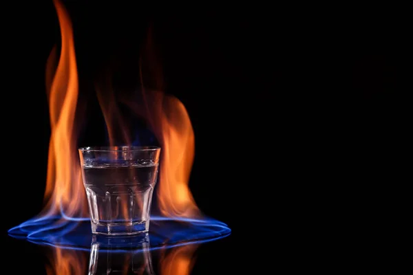 Vodka Verre Flamme Sur Fond Noir Espace Pour Texte — Photo