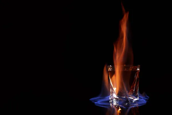 Glas Mit Flammendem Wodka Auf Schwarzem Hintergrund Platz Für Text — Stockfoto