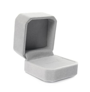 Açık gri yüzük kutusu beyaza izole edildi