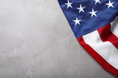 Açık gri masada Ulusal Amerikan Bayrağı, üst manzara. Metin için boşluk