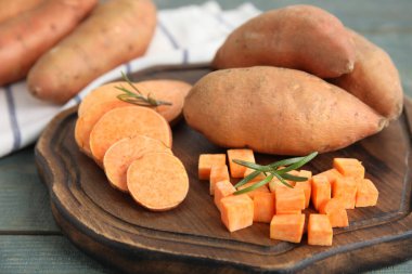 Tahta tahta kesim ve tatlı patatesli masa, yakın plan.