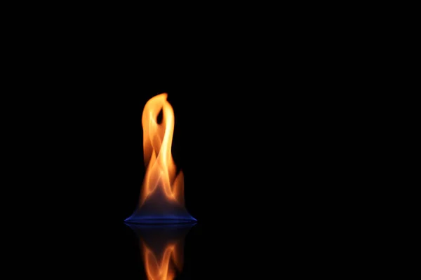 黒の背景にウォッカの炎の美しい景色 — ストック写真