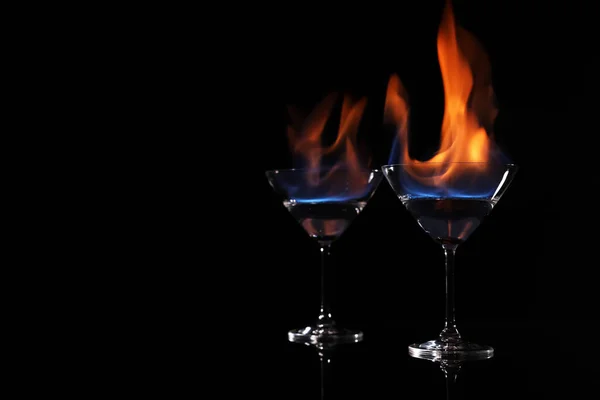 Verres Cocktail Avec Vodka Flamboyante Sur Fond Noir Espace Pour — Photo