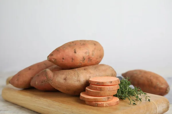 Wooden Board Thyme Sweet Potatoes Table — Stock Photo, Image