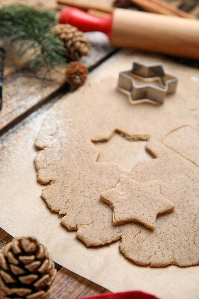 Zelfgemaakte Kerstkoekjes Stoer Koekjessnijder Tafel Close — Stockfoto