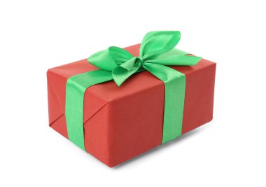 Beyaz üzerinde yeşil yay olan kırmızı hediye kutusu
