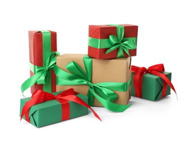 Beyaz arka planda güzel paketlenmiş hediye kutuları